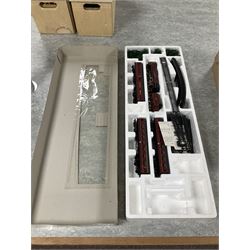 Collection of Hornby Railways OO gauge electric train sets including Night Mail Express R899, Freightmaster R578 and Inter City 125 R546, together with various electric train set components, all incomplete