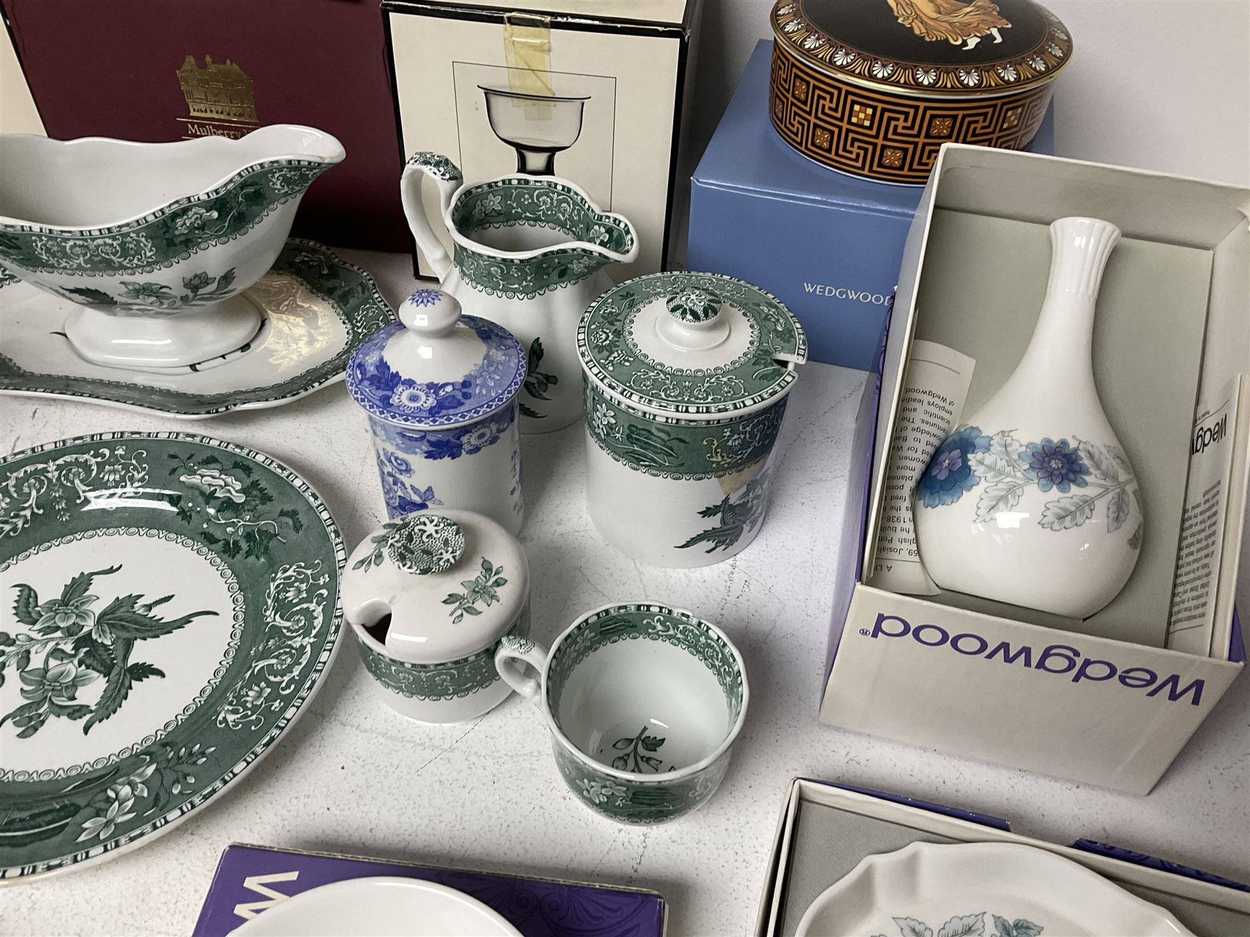 Spode Green Camilla pattern ceramics, together with a Wedgwood Etruscan Dance trinket box, Aynsley Mouse Trap figure, Coalport thatched cottage and a collection of other Wedgwood ceramics, some with boxes