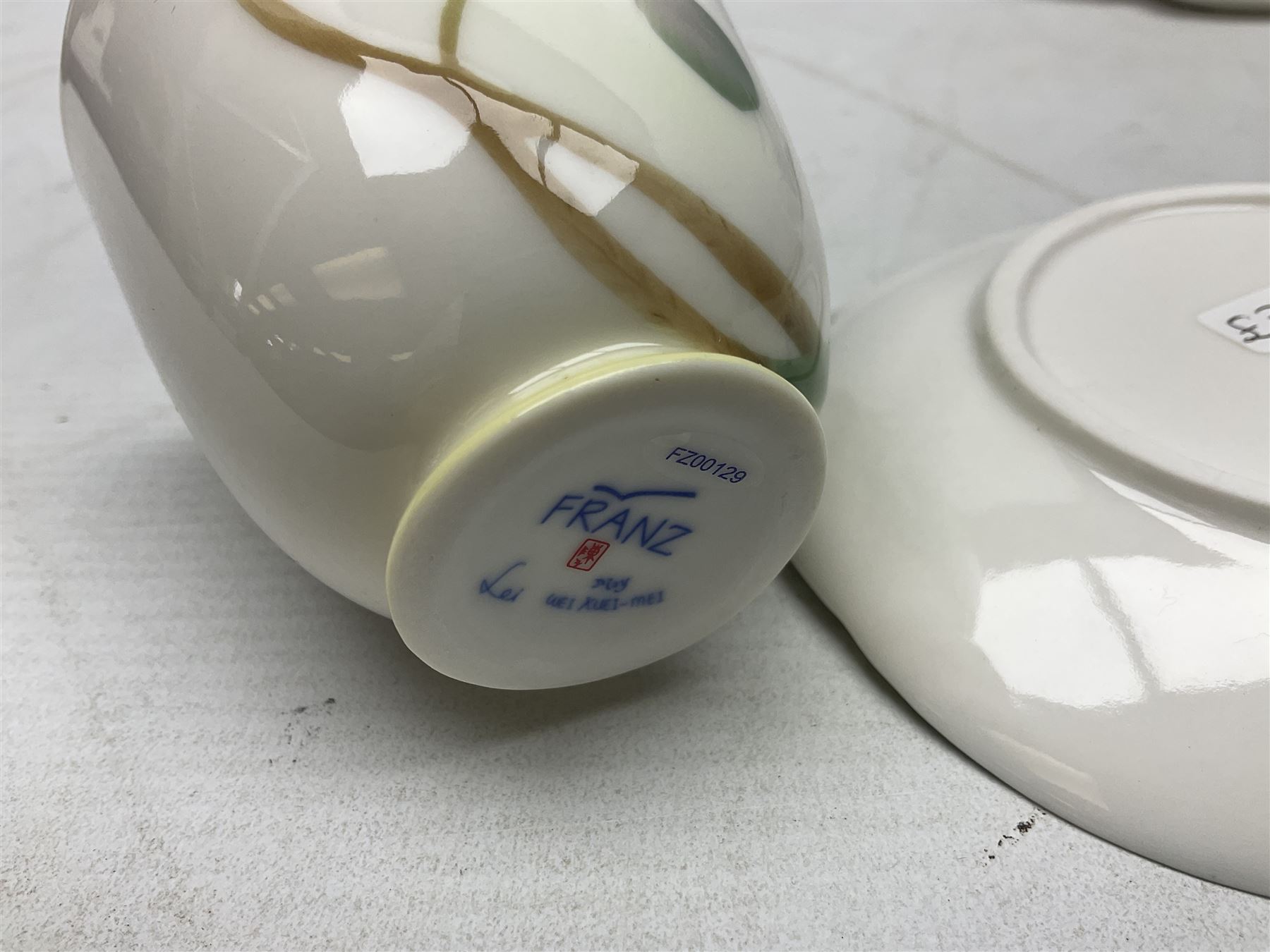 Five Franz teacups and saucers comprising Hummingbird FZ00129, Bluebell FZ00875, Dragonfly FZ00028, Butterfly XP1693 and Daisy FZ00793, together with Hummingbird spoon, all boxed (6)