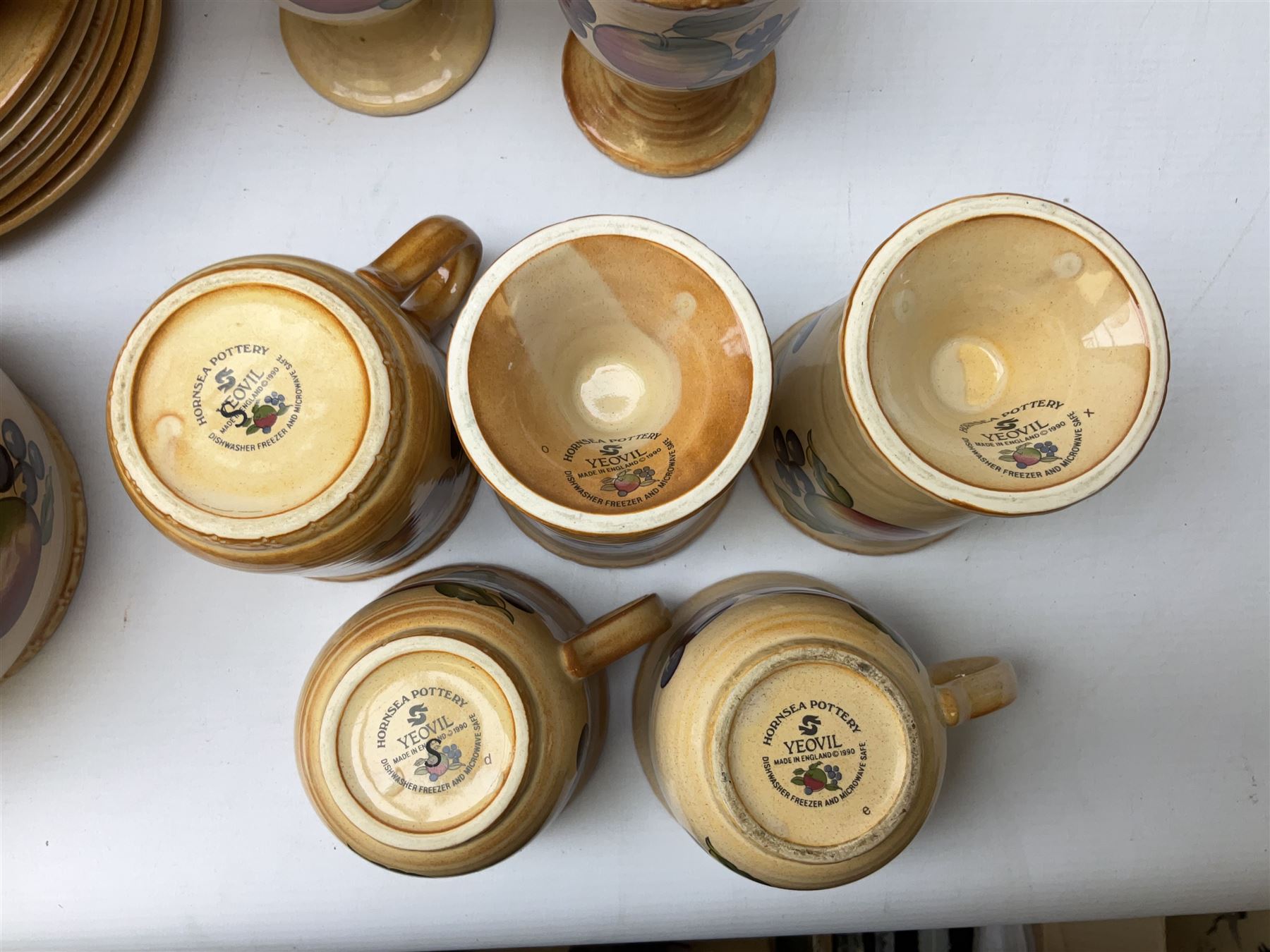 Hornsea Pottery Yeovil pattern part tea and dinner service, to include seven dinner plates, cheese dish and cover, water jug, four storage jars of various sizes etc (60) 