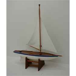 Pond yacht with white painted planked wooden hull, weighted metal keel and two sails L92cm H106cm, on wooden stand  