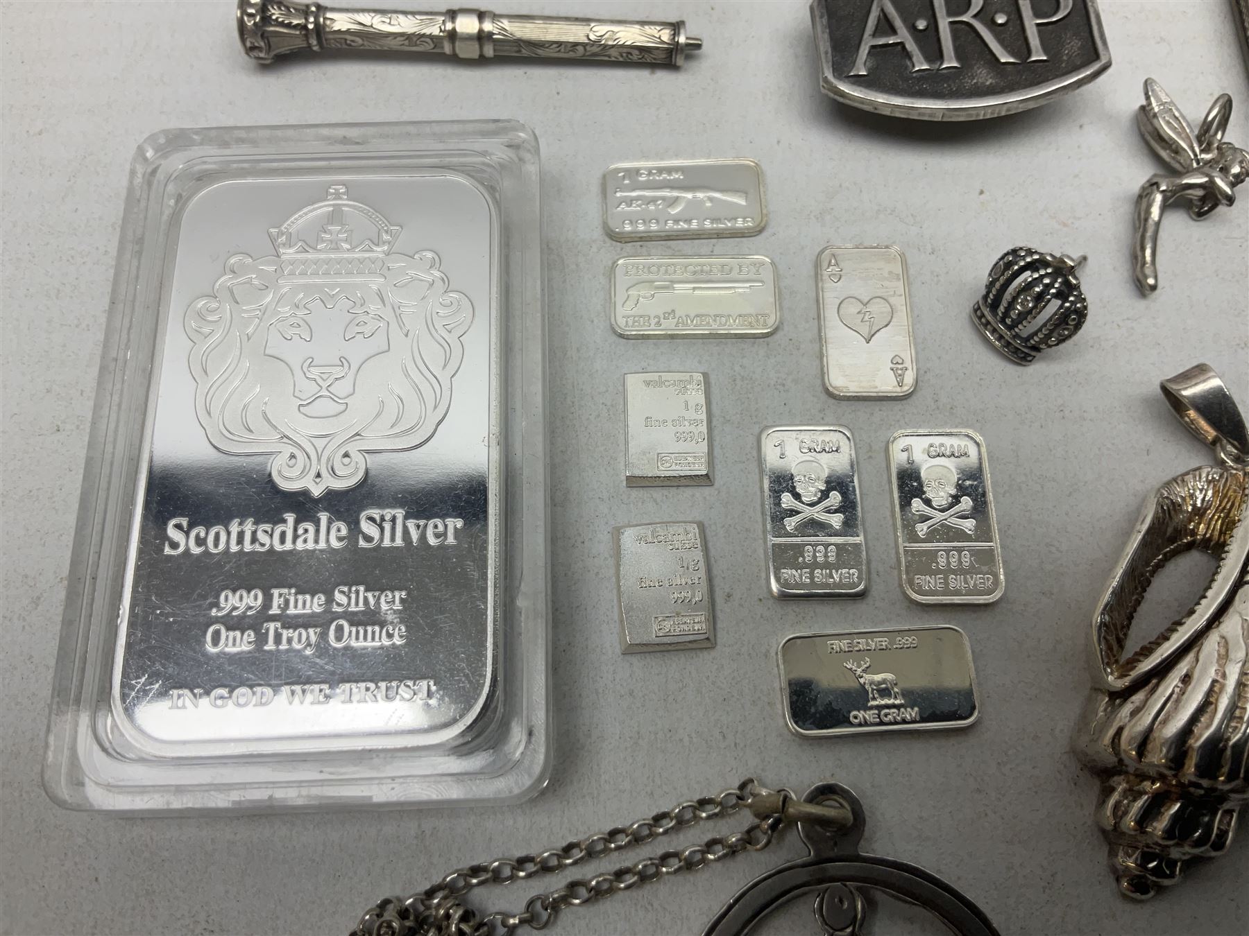 Silver mother of pearl handled fruit knife, silver jewellery including masonic pendant necklace, shell pendant, coin ring, Claddagh ring and charms etc, and a collection of ingots