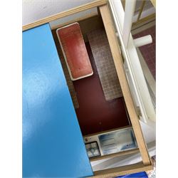 Quantity of Sindy toys to include ‘Sindy’s House’, ‘Magic Cooker’ and ‘Bathroom Gift Set’, ‘Range Rover’ all boxed, quantity of other Sindy toys, accessories and dolls, some boxed etc