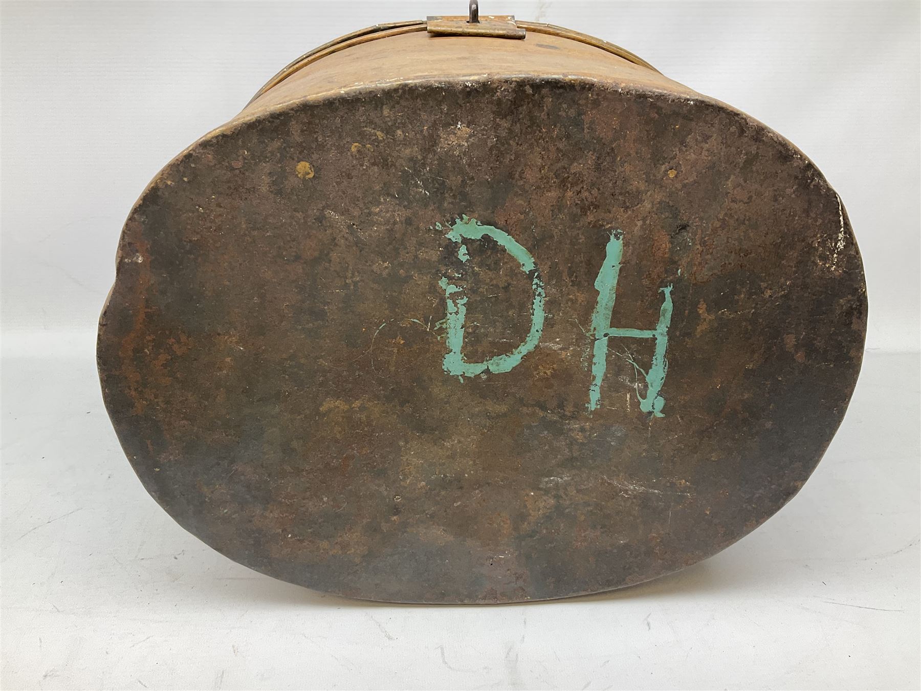 Victorian metal hat box, oval form, with a scumble wood-grained finish exterior and sky interior, H28cm