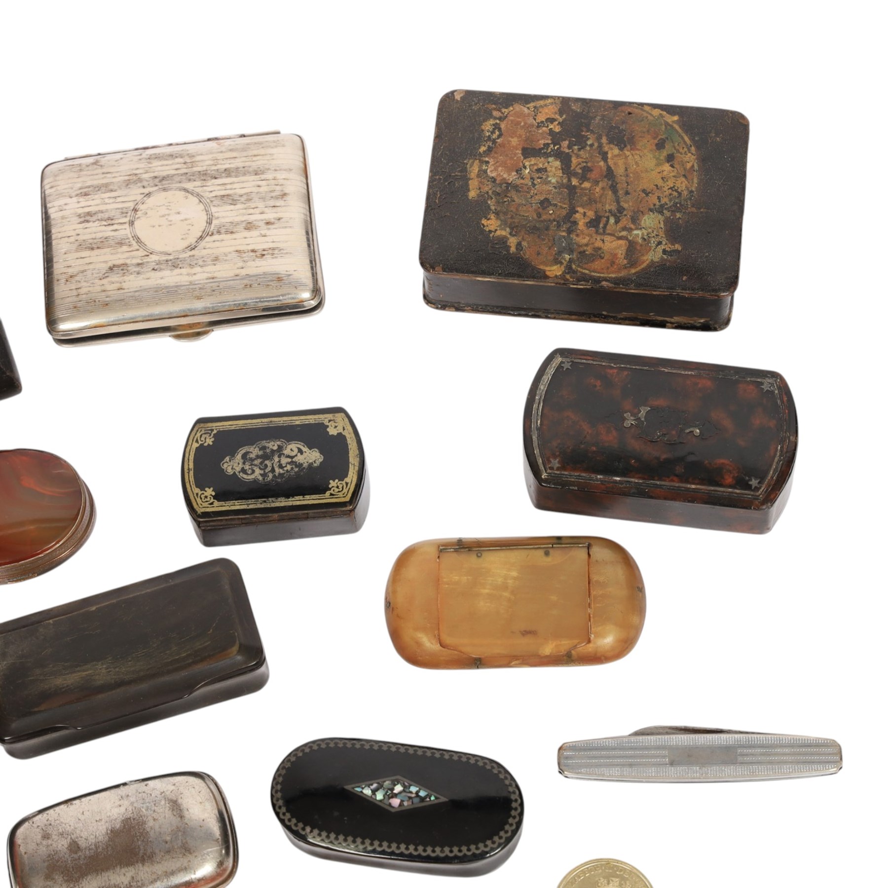 Small collection of snuff boxes, including Victorian papier mache, brass bound agate, pewter snuff box by G. Smith & Sons etc 