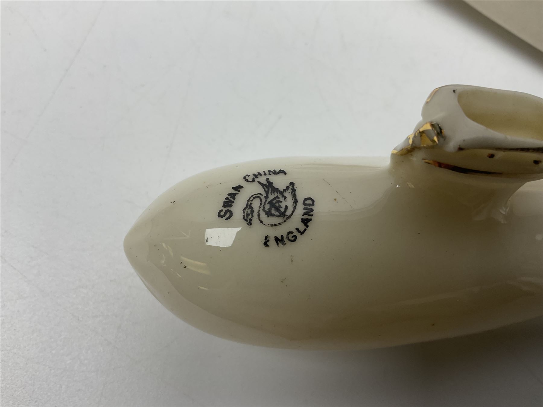 Ten WW1 crested china military models comprising submarine, four ships including Lusitania, four Zeppelins/balloons and an aircraft; various makers including Arcadian China, Swan China, Carlton China, Waterfall, Grafton China etc; various crests including Saint Neots, Great Yarmouth, Tewksbury, Swanage, Simons Town, Hull etc (10)