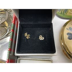 9ct gold bangle, hallmarked, pair of Pandora silver infinity earrings, 9ct gold stone set studs, other silver jewellery, costume jewellery, Stratton compact mirror and a Vincenza glass basket