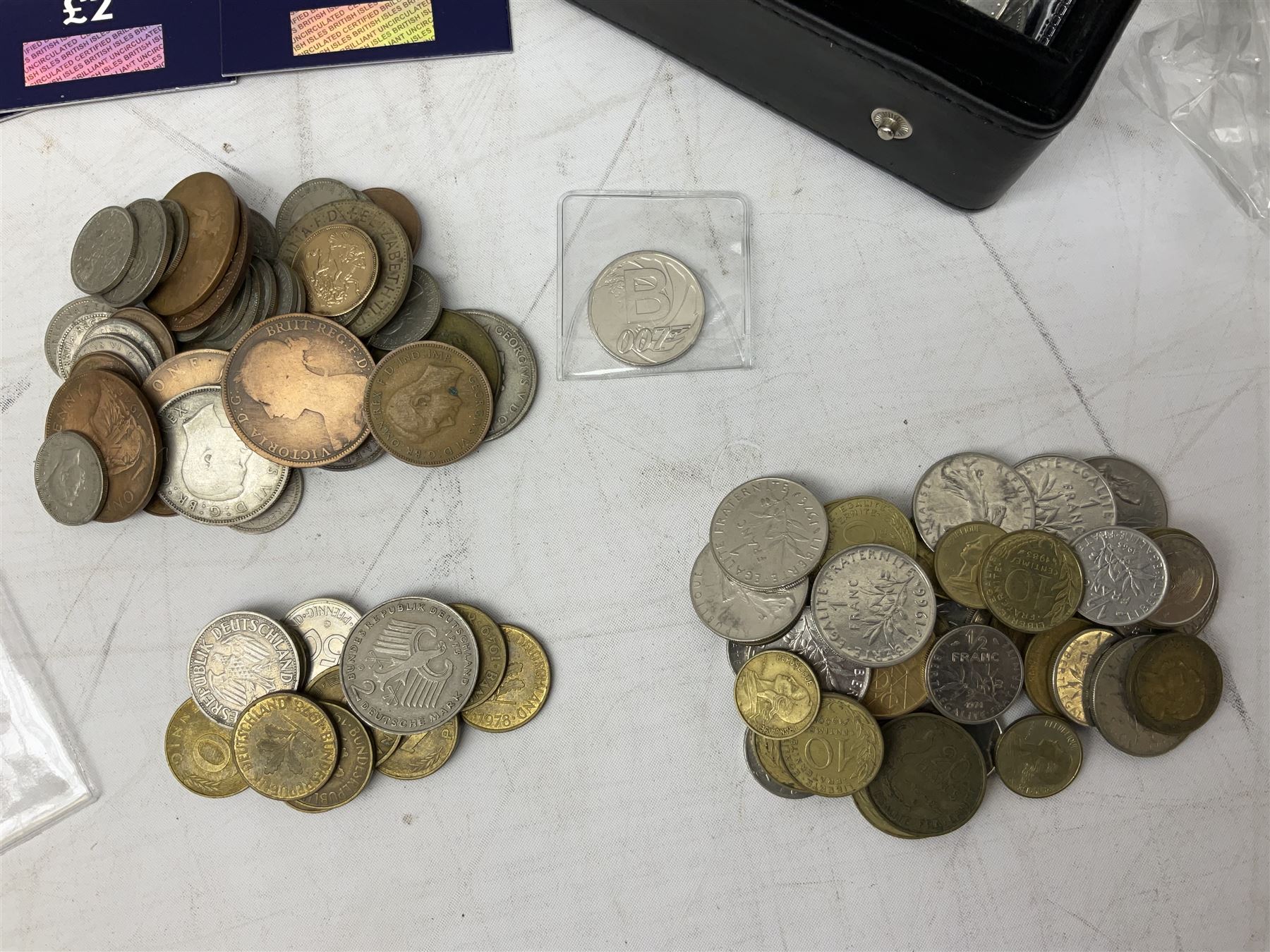 Great British and World coins, including two The Royal Mint Experience 2018 Sir Isaac Newton fifty pence coins on cards, commemorative crowns, Queen Elizabeth II 1999 five pounds, pre-decimal coinage, various Isle of Man fifty pence pieces etc