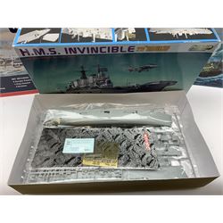 Ten plastic model kits of ships by Airfix, Revell, Dragon and Skywave, predominantly 1/600th scale including R.M.S. Titanic, HMS Invincible, two x HMS Ark Royal, HMS Fearless, HMS Hood, HMS Belfast, Bismarck etc; all boxed, most in factory sealed transparent packaging (10)