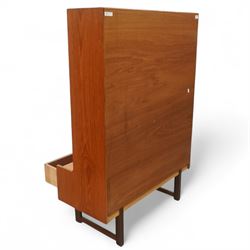 Turnidge of London mid-century teak display cabinet, rectangular top with a pair of glass sliding doors enclosing two adjustable shelves with mirrored back, projecting lower section incorporating one full-width drawer with recessed circular handles, raised on square-section legs with lateral stretchers  