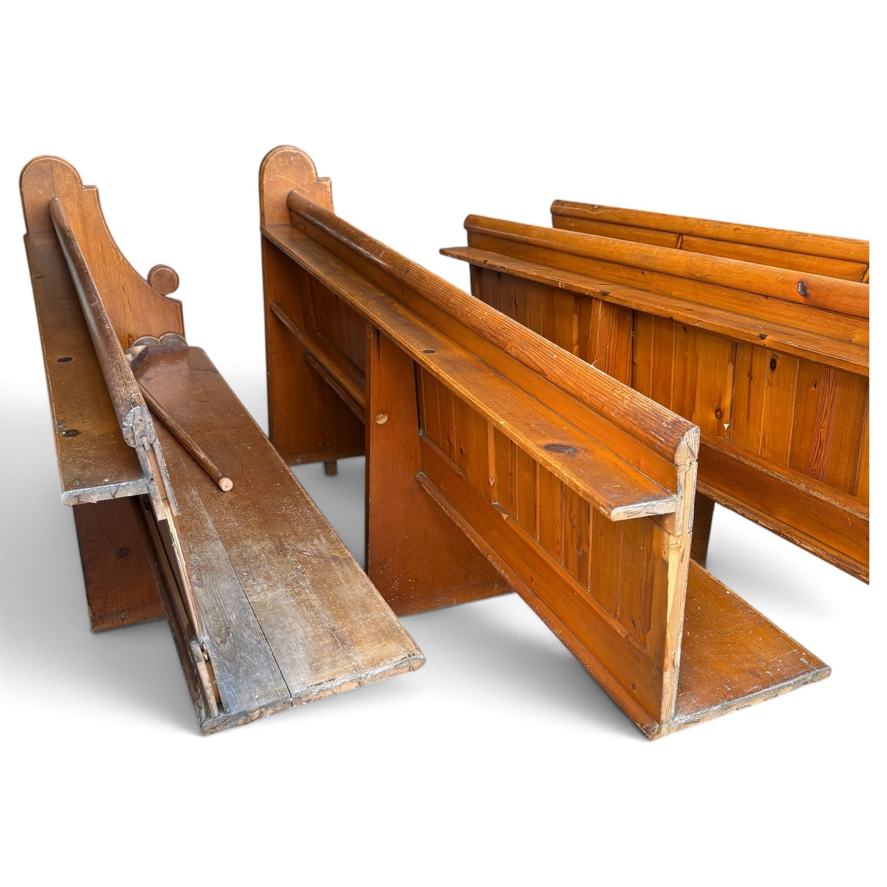 Set of four early 20th century single-ended stained pine ecclesiastical church pews, the shaped end support flanking slatted and panelled back