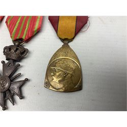 Five WW1 Belgian medals - two Croix-De-Guerre, one with MID leaves, L'Union Fait La Force, Herinnerings 1914-18 Commemorative medal and Victory Medal; all with ribbons