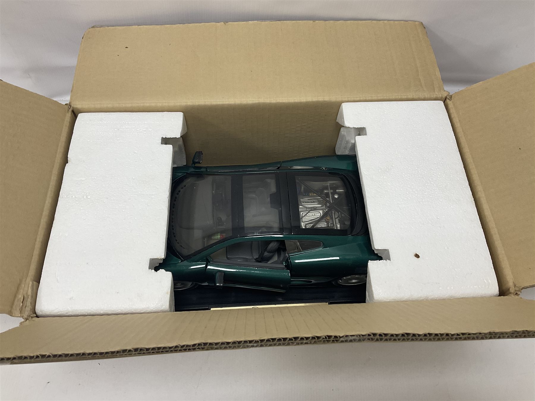 MAISTO 1:12 JAGUAR XJ220 EUR 65,00 - FR