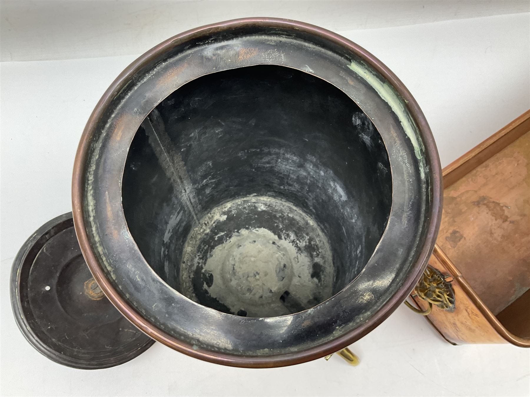 Victorian copper hot water urn, the body of plain cylindrical form with brass tap, the slightly domed lid with brass finial, together with a rectangular copper planter, with twin brass lion mask handles, urn H35cm