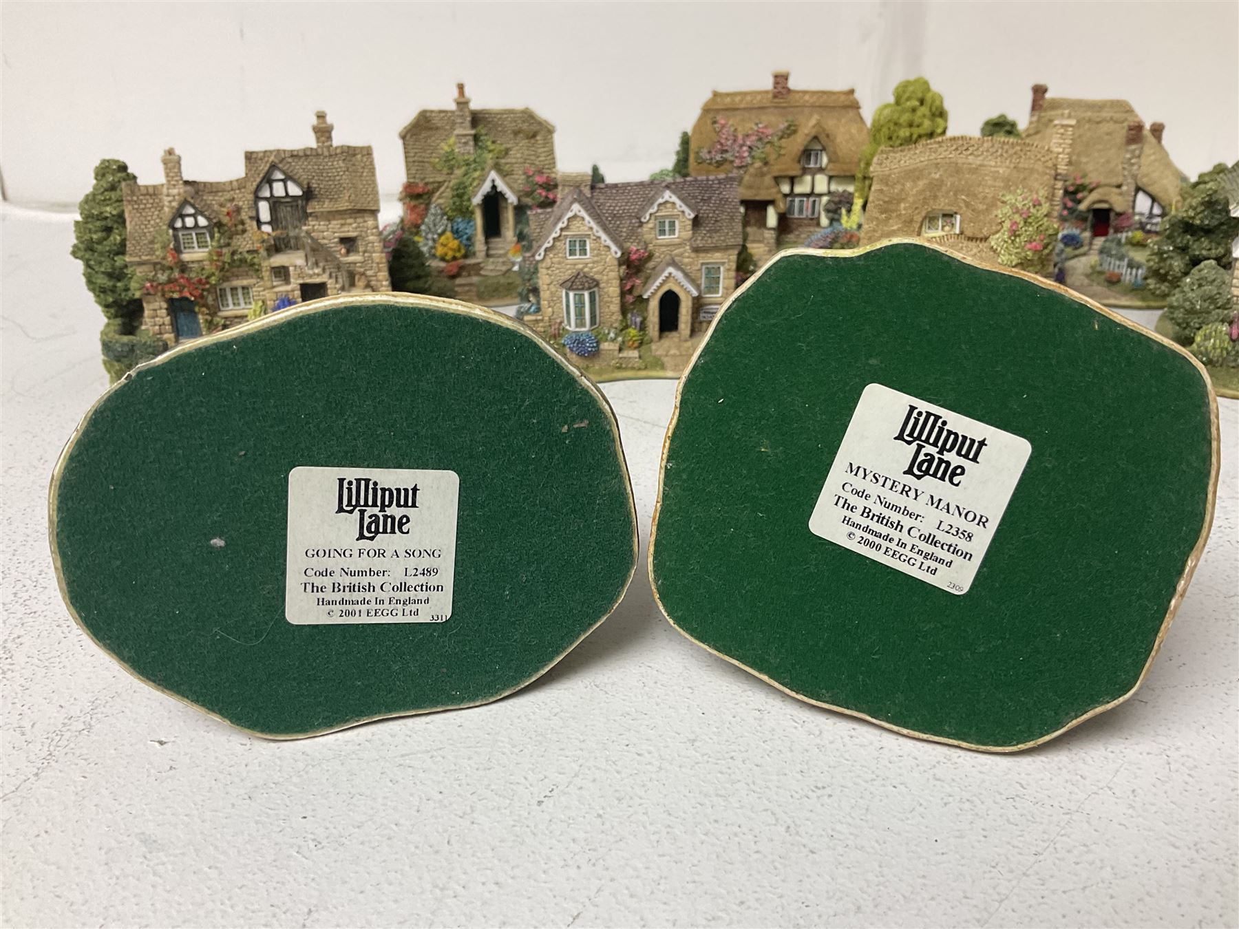 Fifteen Lilliput Lane models, including The Nineteenth Hole, Cowslip Cottage, The Lion Mongers, Going For a Song and Old Crofty, Gossip Gate and Beehive Cottage, all with deeds and original boxes (15)