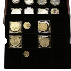 Mostly commemorative coinage, including various Queen Elizabeth II crowns, The Royal Mint United Kingdom 1999 silver proof five pounds, Canada 1999 one ounce fine sliver five dollars, Bermuda 2000 two dollars, Guyana 2000 two-thousand dollars, New Zealand 2000 ten dollars etc, housed in a coin display case and loose