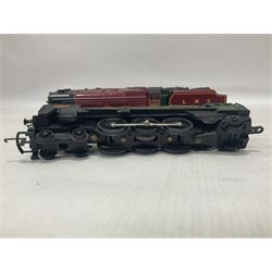 Hornby ‘00’ gauge - four steam locomotives comprising Britannia Class ‘Britannia’ 4-6-2 no.70000 in BR green; Britannia Class ‘Oliver Cromwell’ 4-6-2 no.70013 in BR green; Princess Class 4-6-2 no.6201 in LMS crimson; Coronation Class ‘Duchess of Sutherland’ 4-6-2 no.6233 in LMS crimson; one further tender (5) 
