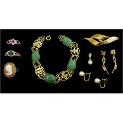 9ct gold jewellery including single stone diamond pendant, cameo ring, sapphire and diamond chip ring, pair of pendant earrings and a leaf brooch and a gilt Chinese green stone bracelet