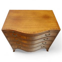 Early 20th-century Georgian design mahogany serpentine chest of drawers, rectangular-shaped top over a brush slide, and four long graduated drawers with brass swan neck handles, serpentine-shaped apron, raised on splayed front feet 