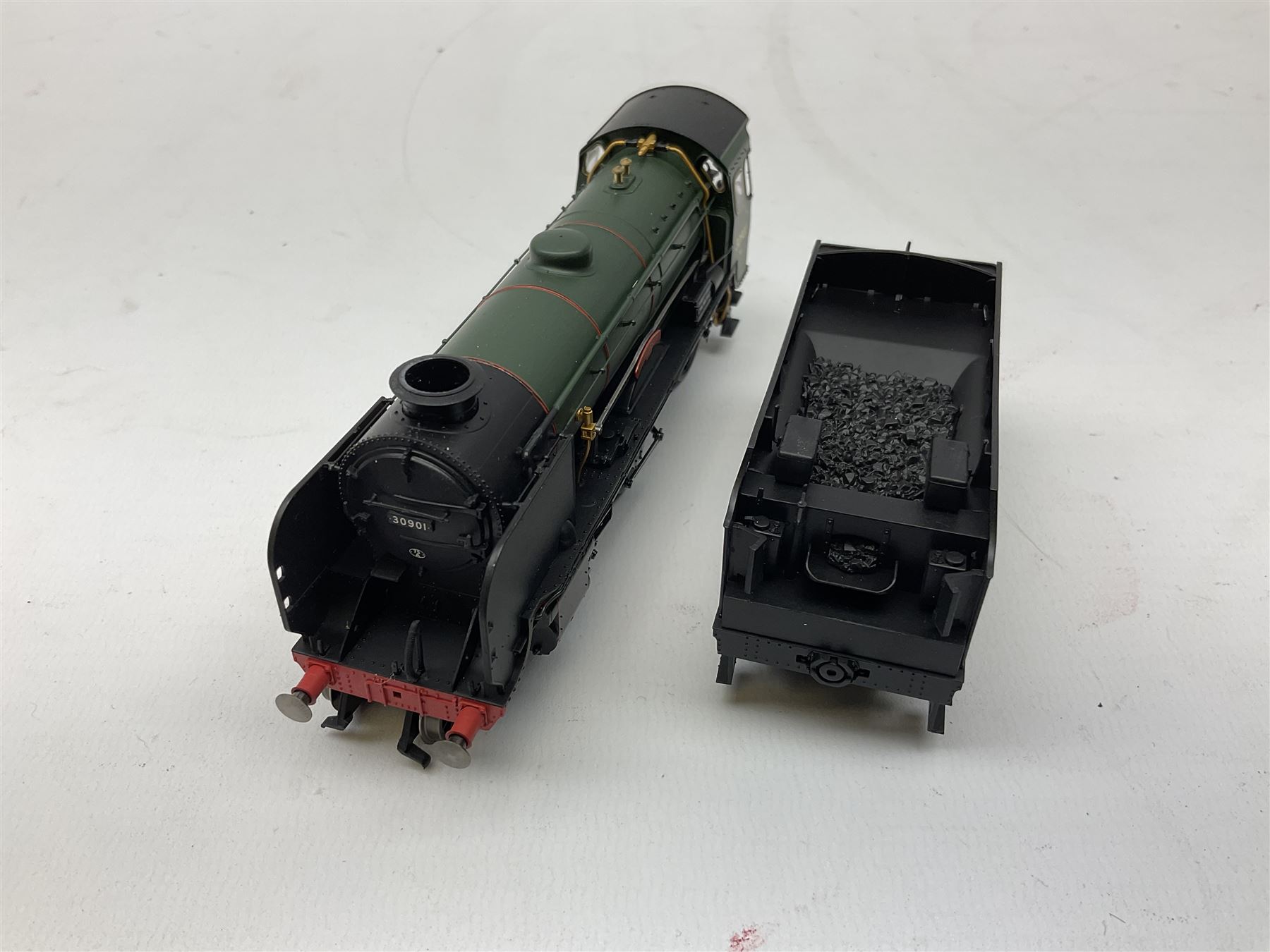 Hornby '00' gauge -Railroad Early BR Class 9F locomotive no. 92027, Class 2P 4-4-0 locomotive no. 40663 and Schools Class 4-4-0 locomotive 'Winchester' no. 30901, all DCC ready (3)