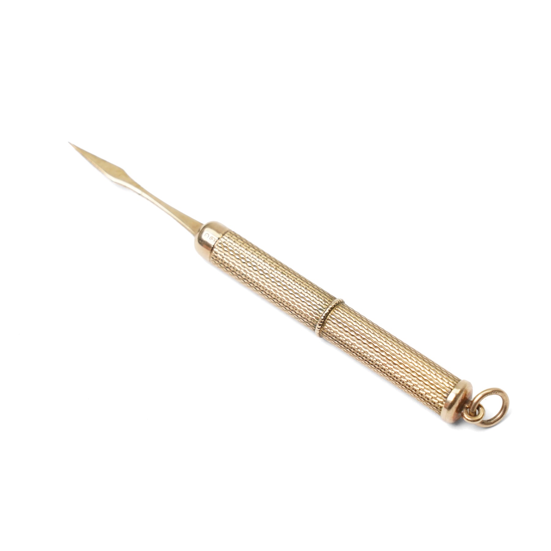 9ct gold extendable toothpick with engine turned decoration, Birmingham 1967, L5cm (not extended)