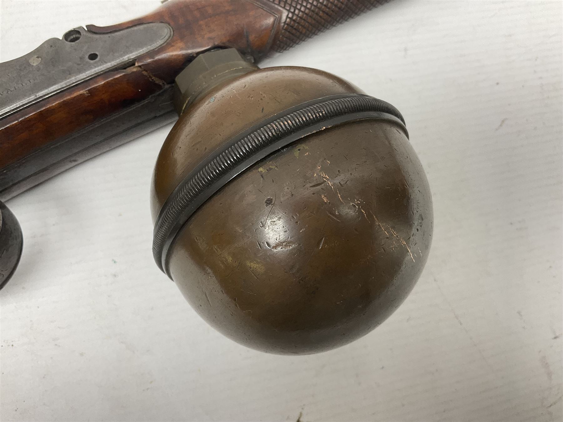Late 18th/early 19th century Wallis (of Hull) muzzle loading air rifle with medially ribbed copper round ball reservoir, the 86cm (34