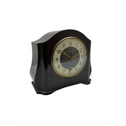 A Retro Art-Deco 1950's Bakelite cased mantel clock with a Smiths timepiece movement housed in a domed top case with curved sides on raised feet, dial with a cream chapter ring, upright Arabic numerals and minute markers, inscribed “Smiths, Made in Great Britain”, dial enclosed within a spun brass bezel and a convex glass, gilt pierced hands, spring driven 8-day pendulum movement. 
With pendulum.
