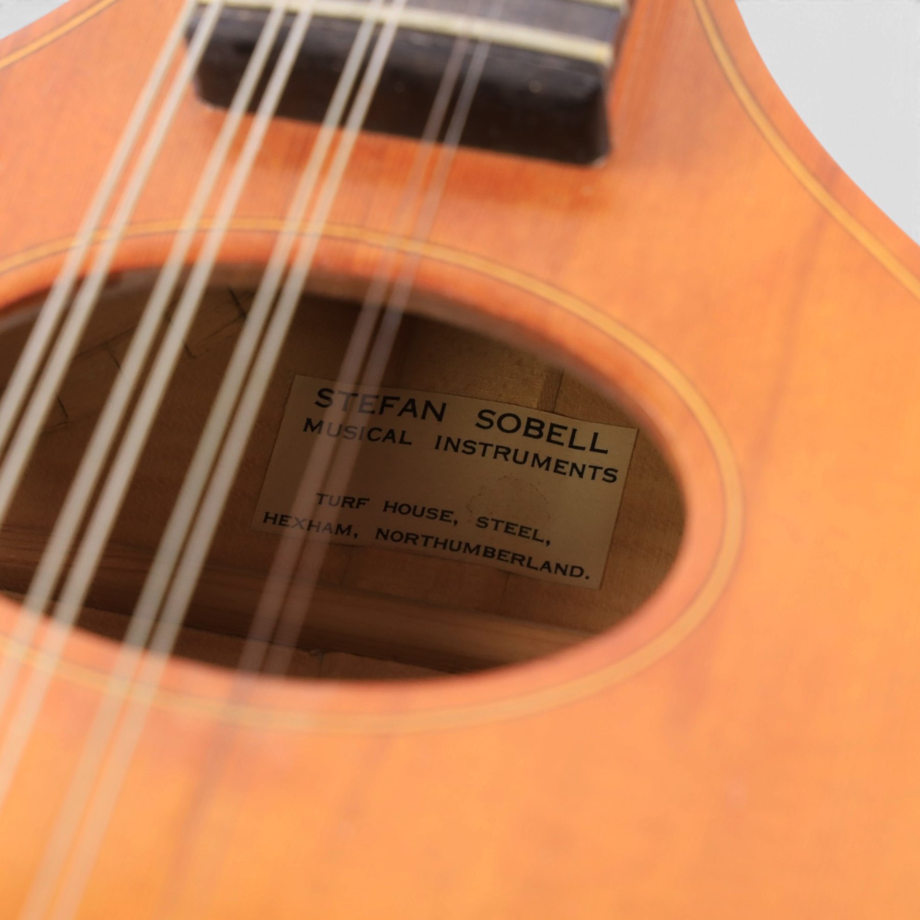 Late 20th century cittern by Stefan Sobell of Northumberland, commissioned in 1977, the pear shaped body with two piece flat back, oval sound hole, five course string configuration, contained within a fitted hard case, cittern length L73cm