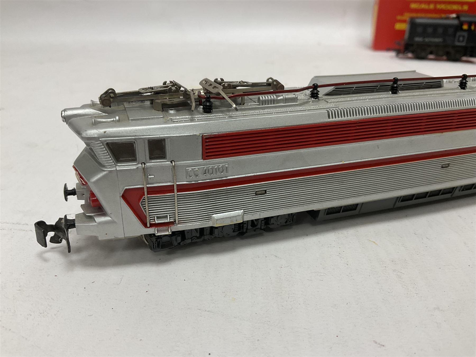 Various makers ‘00’ gauge - Hornby R758 Hymek Diesel Hydraulic B-B locomotive no.D7063 and R253 0-4-0 Diesel Dock Shunter no.3, in original boxes; Tri-Ang Class 08 0-6-0 Diesel Shunter no.D3035 and Class 37 Co-Co Diesel locomotive no.D6830; Jouef 843/E TEE SNCF no.CC40101 in electric red and grey (5)