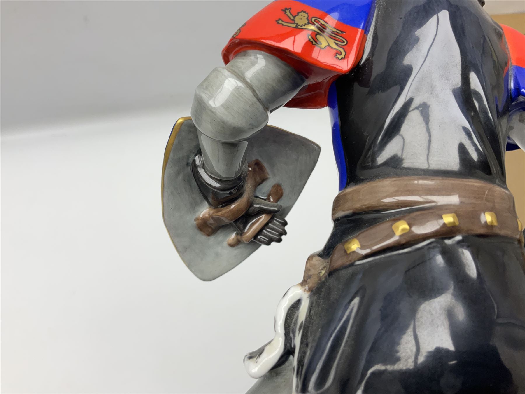 Royal Doulton Figure, Lord Olivier as Richard III, HN2881, limited edition 417/750, with certificate of authentication and original box, H28cm 