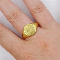 Early 20th century 18ct gold signet ring, with engraved initials, Birmingham 1928