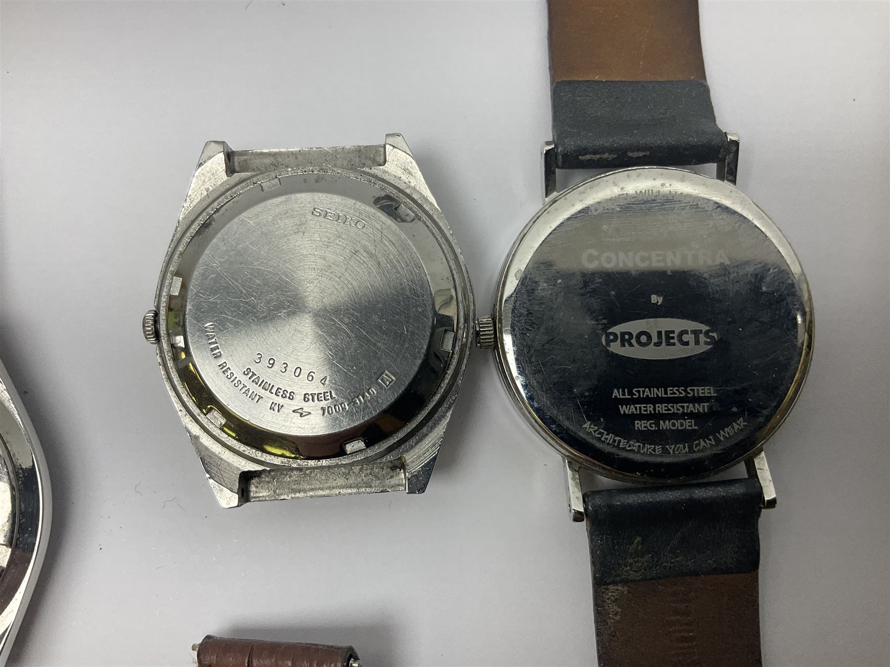 Seiko 5 automatic wristwatch Cal. 7009A, black dial with day-date aperture, Seiko Kinetic auto relay wristwatch and four other watches (6)