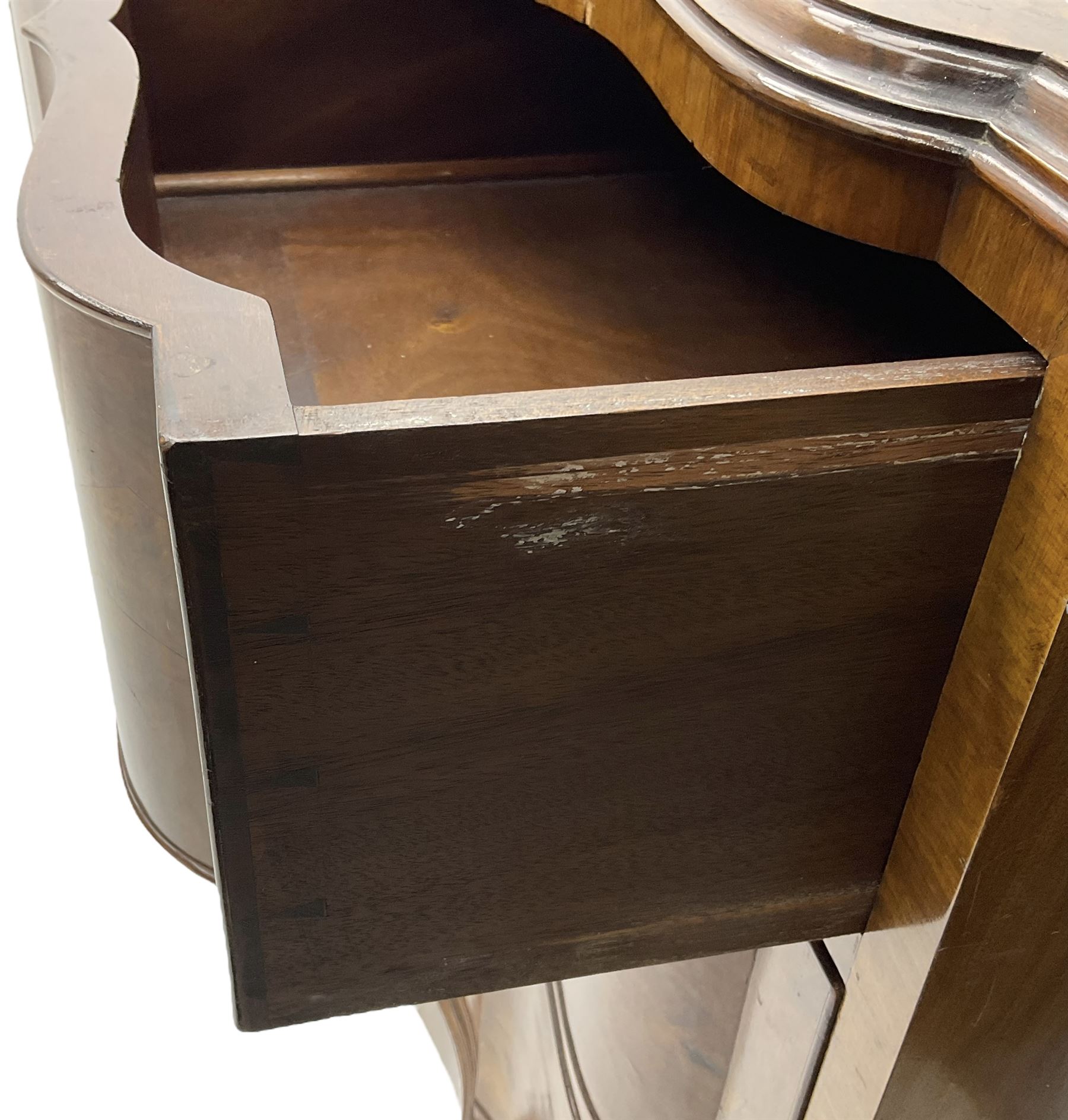 Early to mid-20th century figured walnut serpentine chest, moulded top over two short and two long cock-beaded drawers, fitted with drop handles in the form of shields with three recumbent lions, on cabriole feet