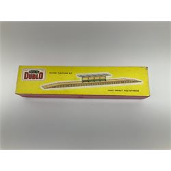 Hornby Dublo - 5006 Engine Shed Extension Kit; 5085 Suburban Station Kit; and 5030 Island Platform Kit; all in pictorial boxes; and Plastic Platform Extension in associated box lid (4)