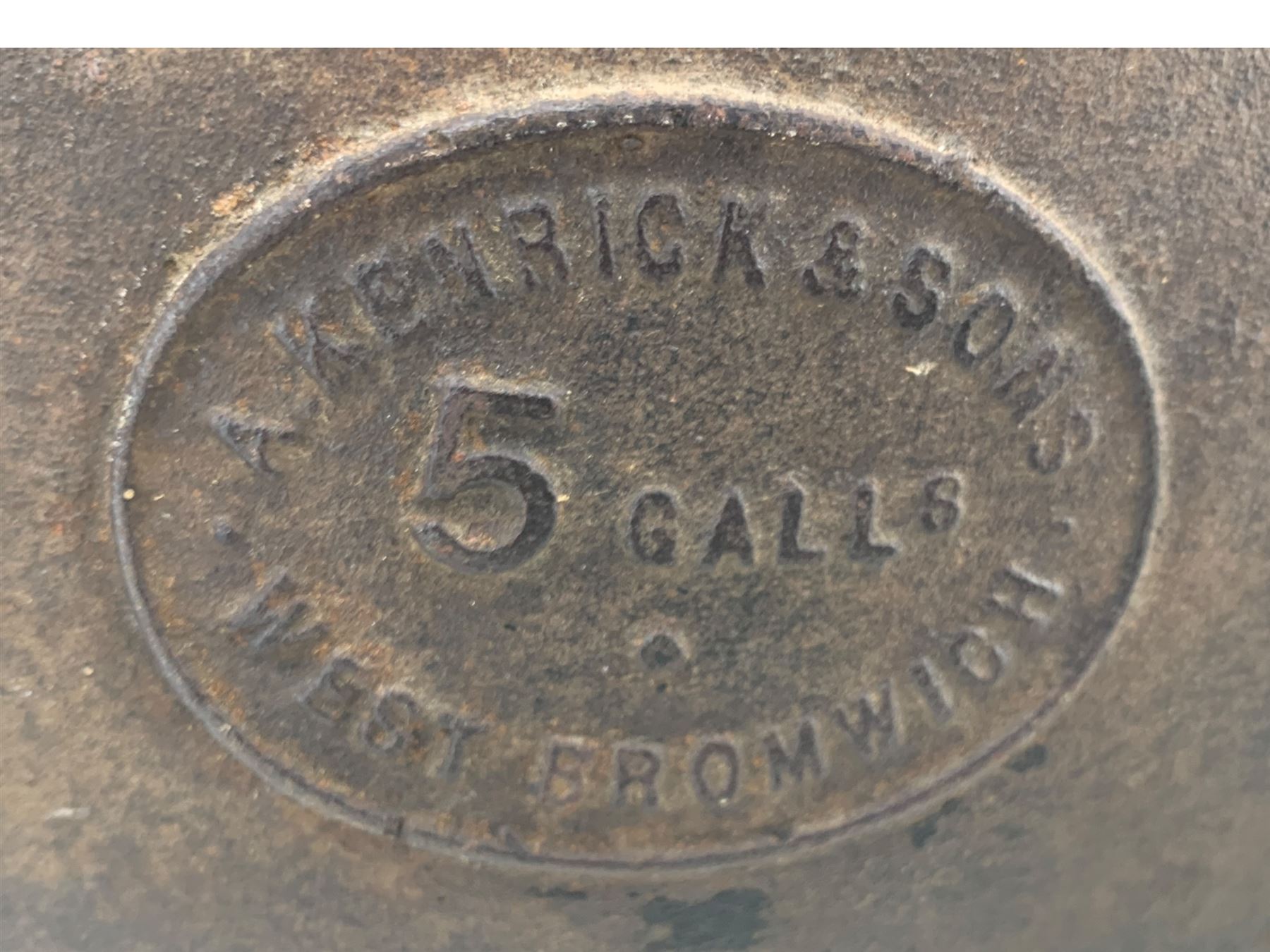 Kenrick & Sons five gallon cast iron cooking pot, together with a brass preserve pan (2)