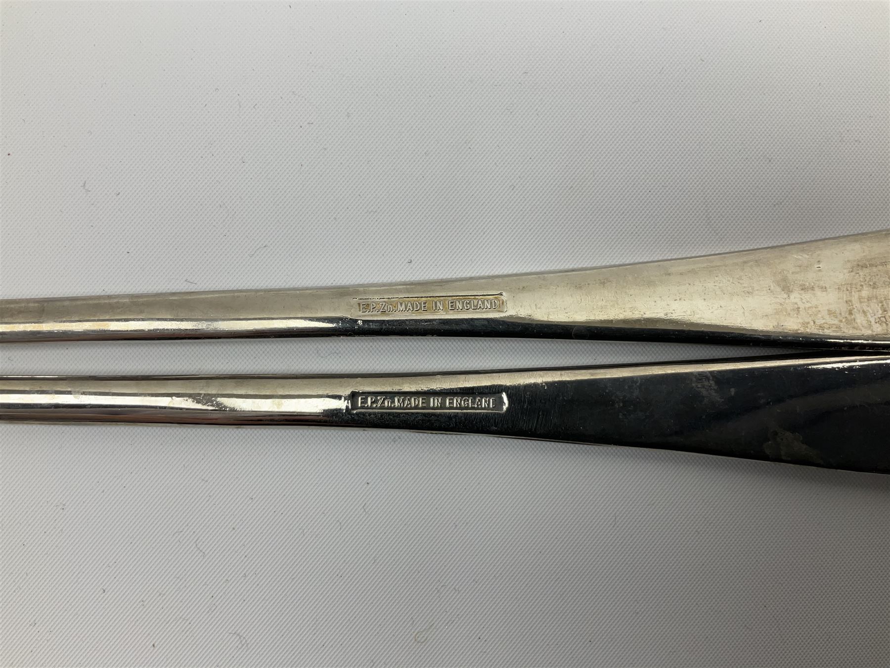 Oneida Community silver plated cutlery in the Mansion House pattern, comprising fithteen teaspoons, twelve soup spoons and six serving spoons together with matched cutlery, compromising fourteen forks, twentythree knives, twelve spoons, ten dessert spoons, one teaspoons,and a selection of other cutlery. 