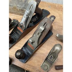Record No4 plane, Stanley Bailey plane, Record bull face and other planes and tools - THIS LOT IS TO BE COLLECTED BY APPOINTMENT FROM DUGGLEBY STORAGE, GREAT HILL, EASTFIELD, SCARBOROUGH, YO11 3TX