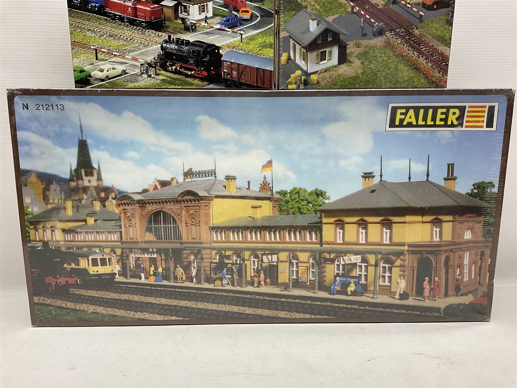'N' gauge trackside accessories - seven Faller buildings and bridges etc Nos.N212113, N222121, N222583, N222174, N222128, Z282730 & Z282707; two others by Vollmer Nos.N7657 & N7724; four boxes of Gaugemaster Ballasted Underlay; grit and Foliage Clusters