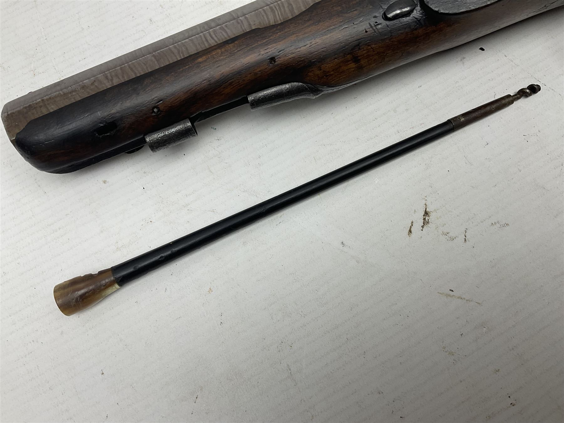 Early 19th century 16-bore flintlock single barrel travelling pistol, the 21.5cm stub twist octagonal barrel with two barrel pins and ramrod under, engraved lock plate with roller frizzen, engraved trigger guard with pineapple finial, walnut stoock with chequered grip L40cm overall