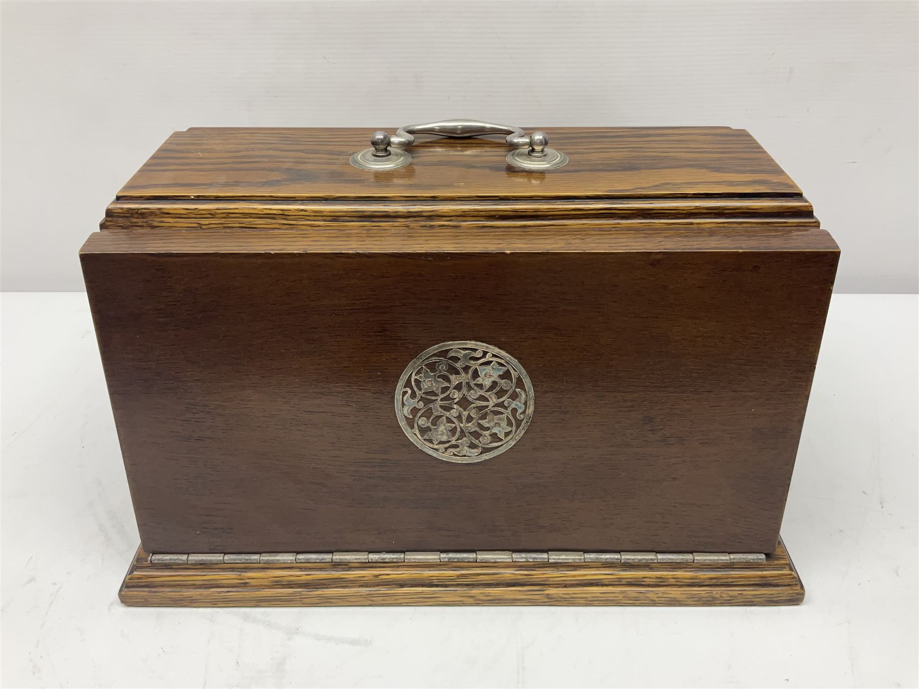 Silver plated canteen of kings pattern cutlery, house in oak canteen of trapezium form 