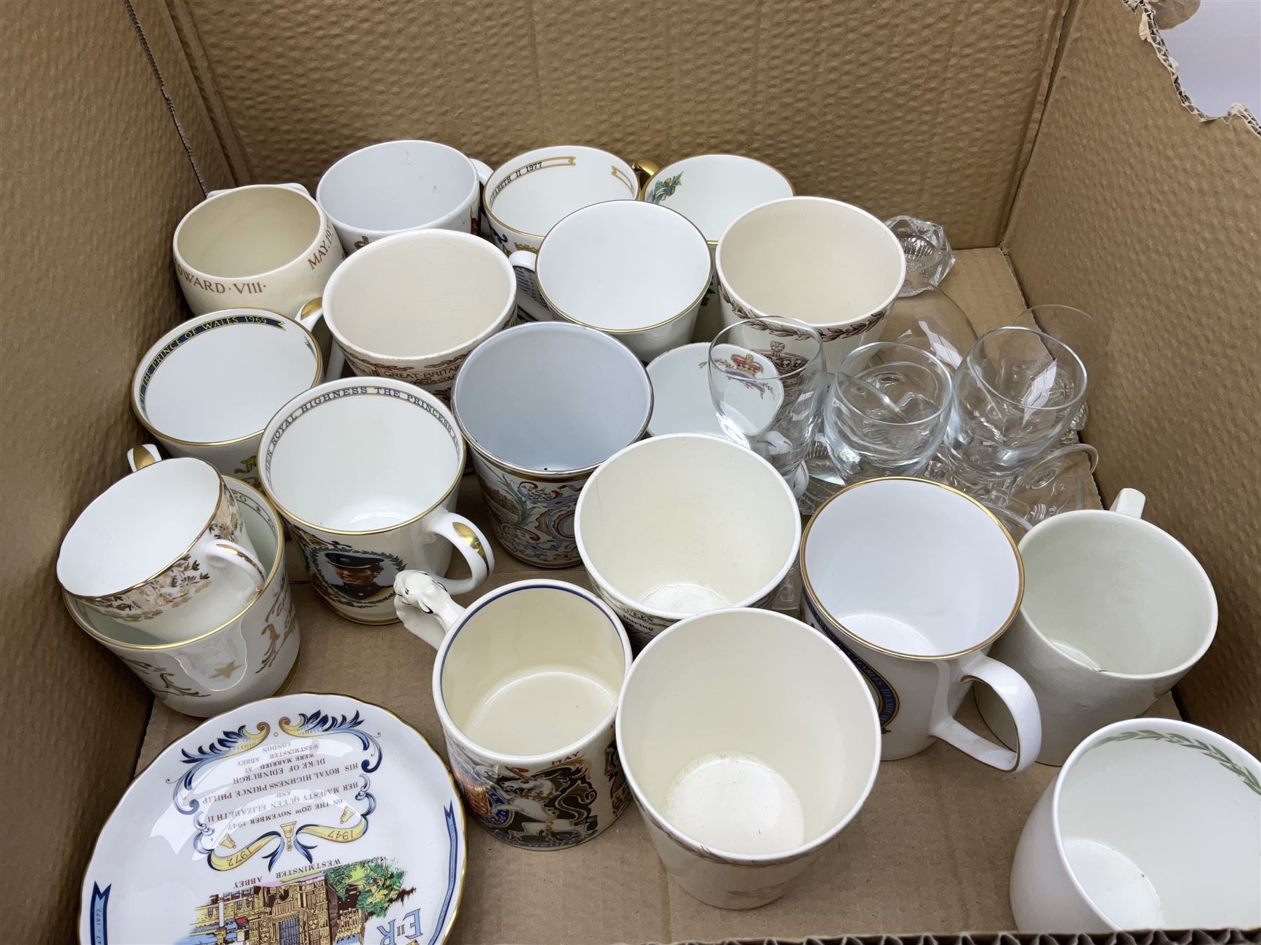 Twin handled cache pot in the style of Herend Hungary, stamped VA Portugal, decorated with birds upon branches, Mason's Ironstone large footed bowl in the Mandarin pattern, Spode Gainsborough bowl, Royal Doulton Bird of Paradise plate c1938 D4602, lustre plates, Aynsley, oriental style lidded vase, Portmeirion, lattice creamware, J & G Meakin Sol, Wedgwood, studio pottery, Spode York Minister boxed plate etc