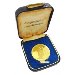 22ct gold Winston Churchill medallion, London 1965, boxed with certificate