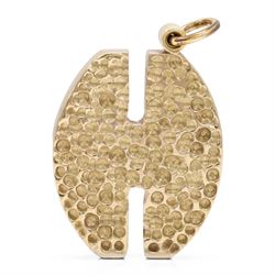 9ct gold abstract H pendant, the front with textured decoration
