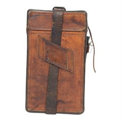 Cartridge magazine carrying case in leather, with five partitions with adjustable belts, the lid lined in green felt, with key, H23cm, L32cm, D13cm