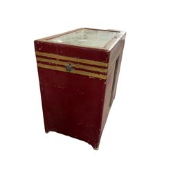 Early to mid-20th century arcade ice-hockey game, glazed top over ice-rink with players to either side