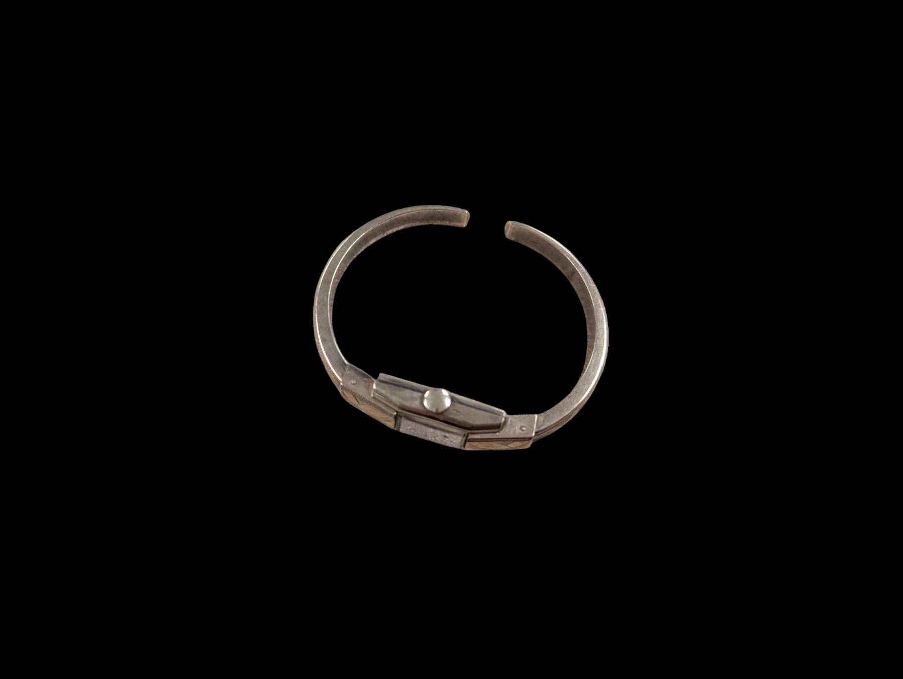 9ct gold ladies Accurist bracelet wristwatch, stamped 9c 375