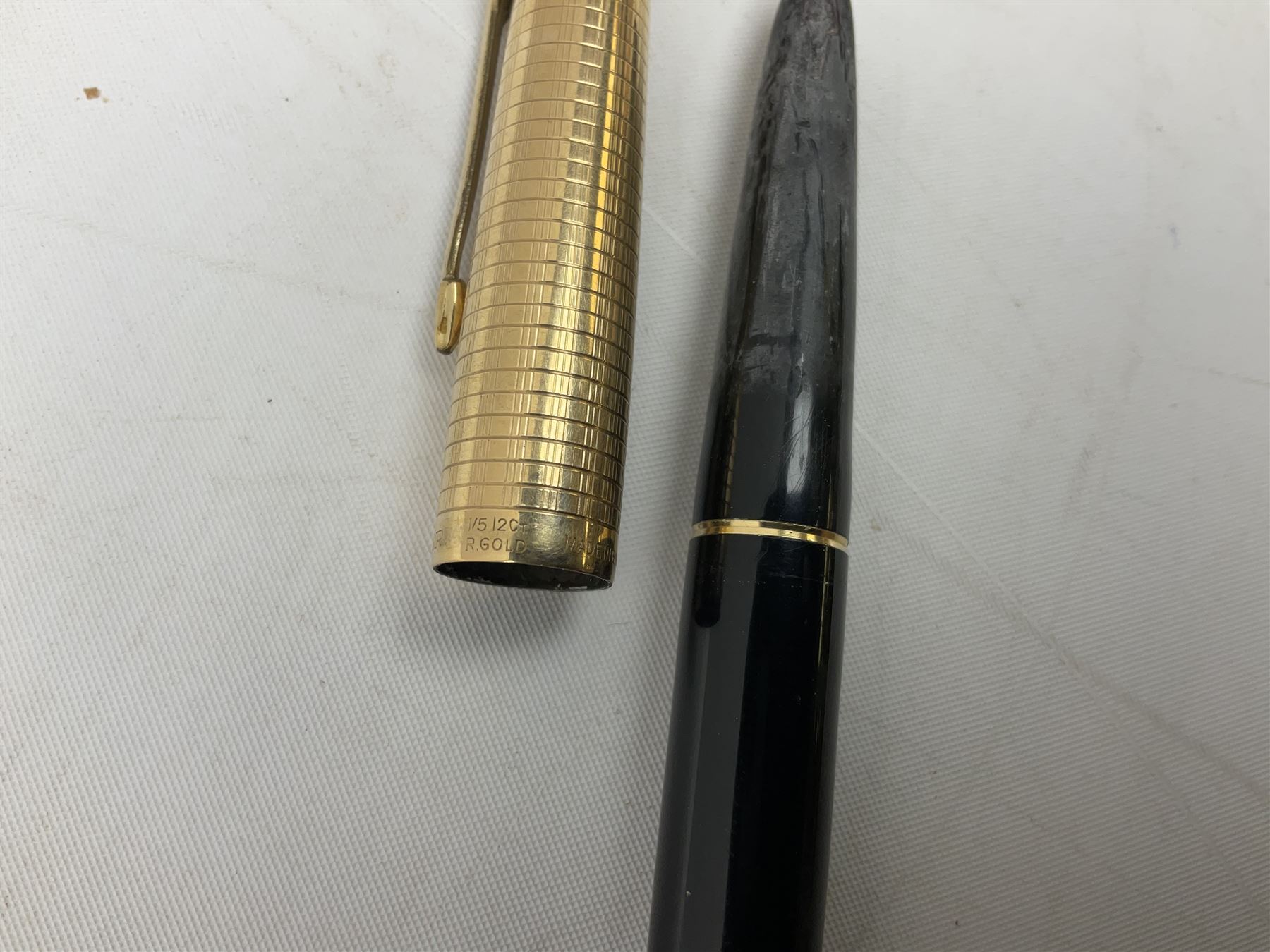 Five Parker fountain pens with gold caps, to include 65 Consort Insignia with rolled cross hatch gold cap, two Parker 51 fountain pens in burgundy with 12ct rolled gold caps, together with two further 51 examples in blue and black, all with stamped lids