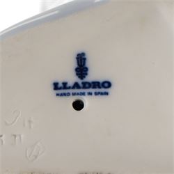 Lladro 'Closing Scene' figure, model 4935, W37cm 