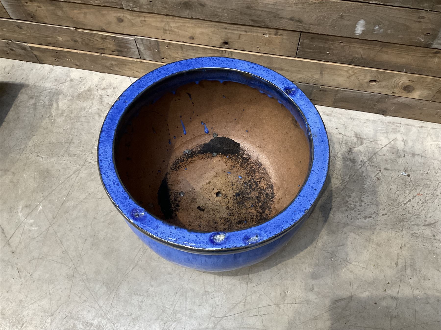 Cast iron cauldron set pot with 2 terracotta chimney pots and 2 terracotta planters,