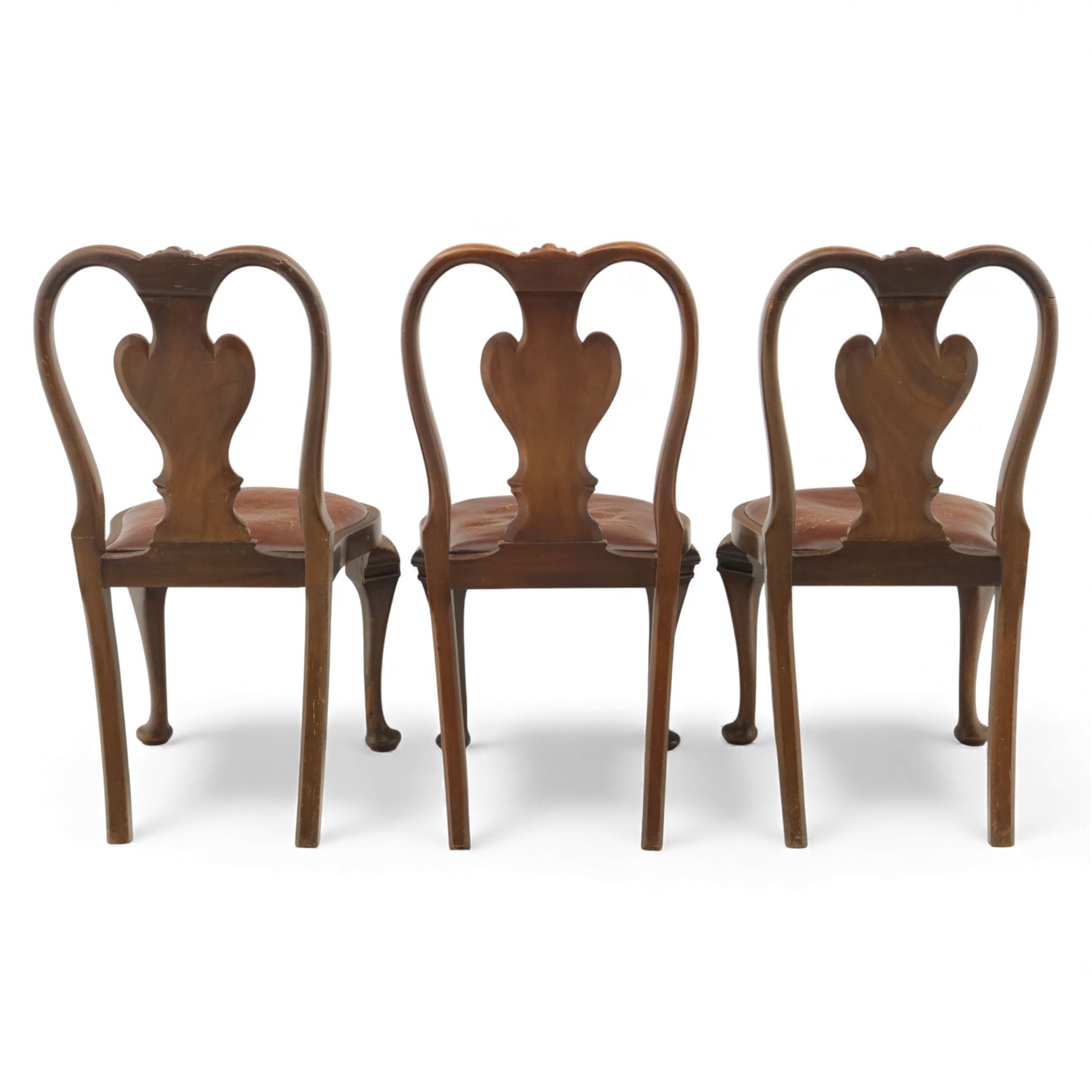 Queen Anne design walnut dining suite, comprising a rectangular dining table with carved moulded edge and rounded corners, raised on cabriole legs terminating in pad feet, together with a set of six matching dining chairs, each with shaped splat back, leather upholstered seat and cabriole supports (Extends to 230cm)